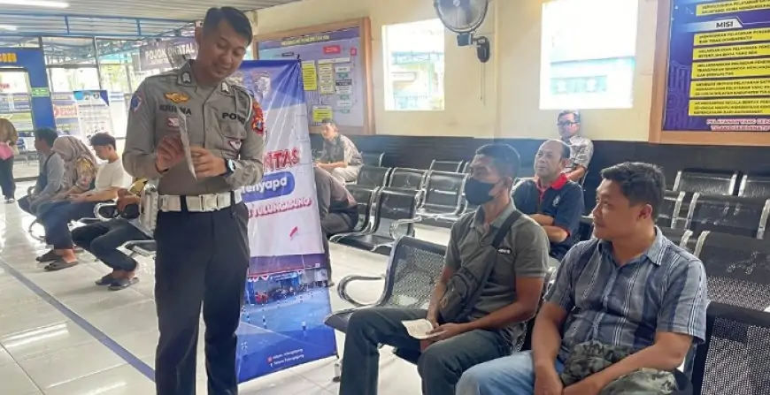 Satlantas Polres Tulungagung Berikan Edukasi Tata Cara Pengurusan SIM kepada Pemohon di Satpas