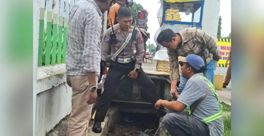 Satlantas Situbondo Kawal Proyek Drainase Besuki, Pastikan Jalur Pantura Tetap Lancar