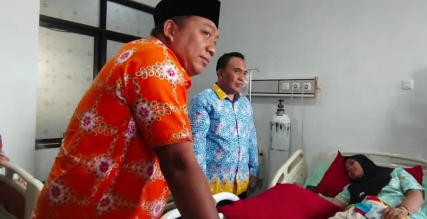 Dua Santriwati Korban Atap Ambruk Jalani Operasi, Bupati Rio Datang Beri Dukungan Moral