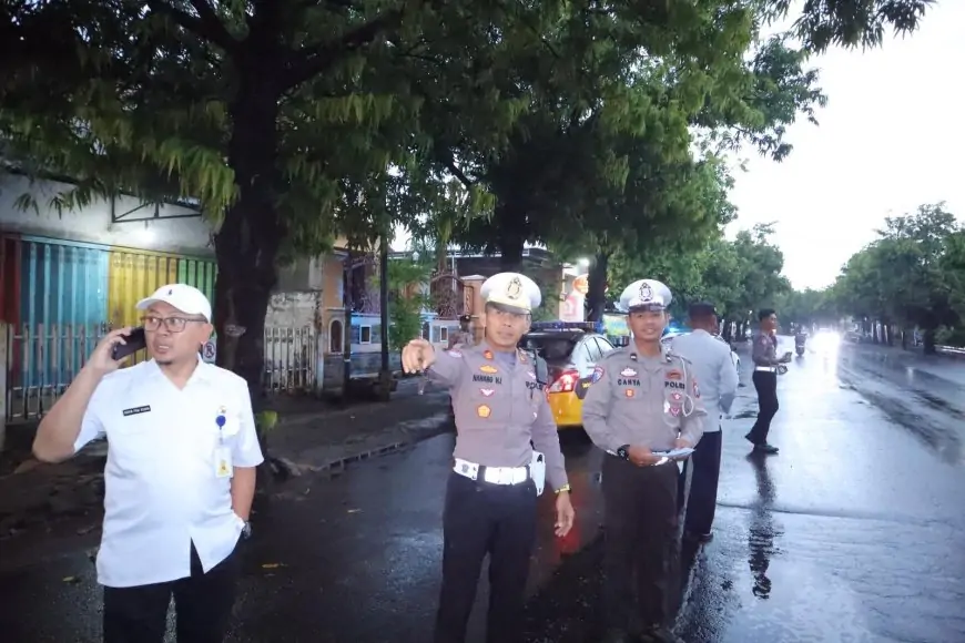 Satlantas Polres Situbondo Pasang Rambu dan Relokasi PKL, Pastikan Proyek Jalan Kenanga Aman dan Lancar