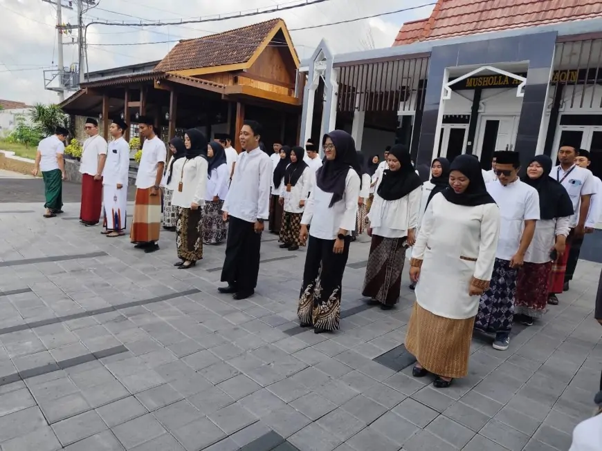 Sumber Daya ASN Pemkab Banyuwangi Kenakan Busana Santri, Wujud Penghormatan Hari Santri Nasional