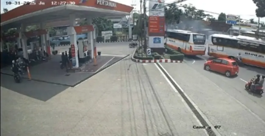 Detik-Detik Bus Harapan Jaya Oleng di Rejoagung Terekam CCTV, Dua Pemotor Asal Jombang Tewas di Lokasi