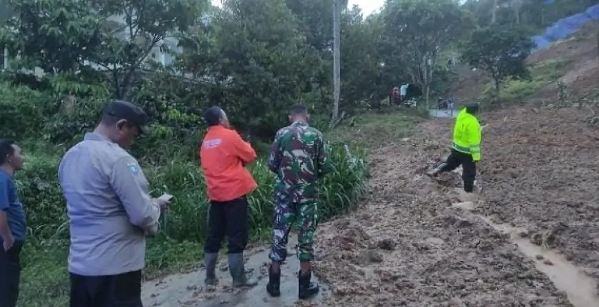 Hujan Picu Longsor di Pagerwojo, Akses Jalan Trenggalek–Tulungagung Tertutup Material Tanah