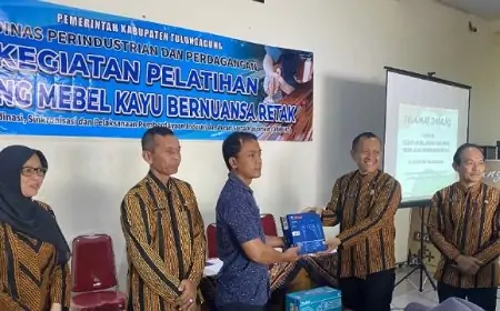 Pemkab Tulungagung Dorong Kemandirian IKM Lewat Pelatihan Finishing Mebel Bernuansa Retak