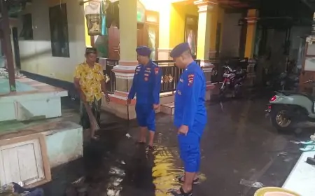 Satpolairud Situbondo Sigap Bantu Warga Bersihkan Rumah Terdampak Banjir Rob di Panarukan