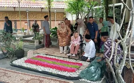 Sinta Nuriyah Ziarah ke Makam Gus Dur Usai Dianugerahi Gelar Pahlawan Nasional