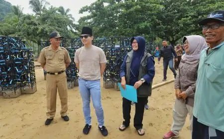 Bupati Arifin Tenggelamkan 32 Rumah Ikan di Pantai Joketro, Dorong Masyarakat Jaga Laut Trenggalek