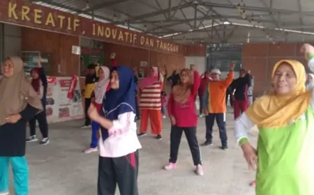 Puluhan Nenek Gembira Dapat Door Prize Sabun Cuci dan Nasi Kotak