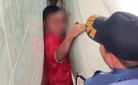 Anak Terjepit di Mobil Diselamatkan Petugas Damkar