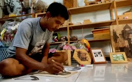 Pengrajin  Kayu Gmelina Raup Omzet Jutaan Rupiah