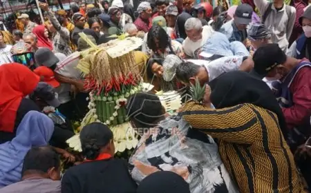 Rebutan Gunungan Warnai Meriahnya Bersih Nagari Hari Jadi Tulungagung ke-820