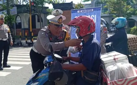 Edukasi Keselamatan Berkendara, Satlantas Polres Trenggalek Bagikan 50 Helm SNI di Hari Ketiga Operasi Zebra Semeru 2025