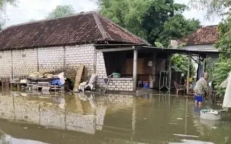 Pemdes Gadingwatu Bagikan Bantuan 138 Warga Terdampak Banjir