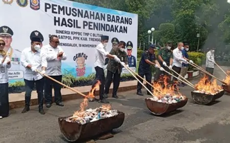 Pemkab Trenggalek Musnahkan Ratusan Ribu Rokok dan Ribuan Liter Miras Ilegal
