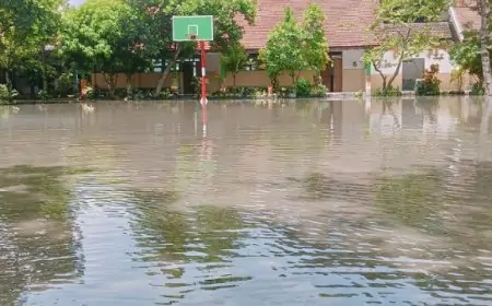 Banjir Genangi Kelas,  Siswa SMPN 2 Ploso Terpaksa Belajar Daring