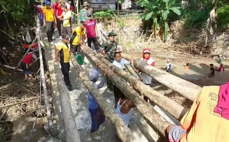 Jembatan Godog Lamongan Ambruk Diperbaiki Gotong Royong TNI