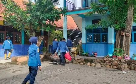 Siswa Takut Disengat, Tim Damkarla Gresik Evakuasi Sarang Tawon