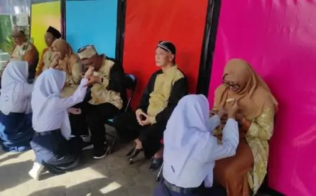 Peringati HGN dan HUT ke-40, SMPN 4 Jombang Gelar Sungkeman Massal dan Pameran Lukisan 