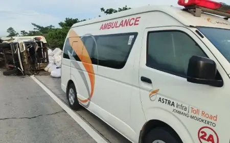 Truk Bermuatan Kain Terguling di Tol Jomo