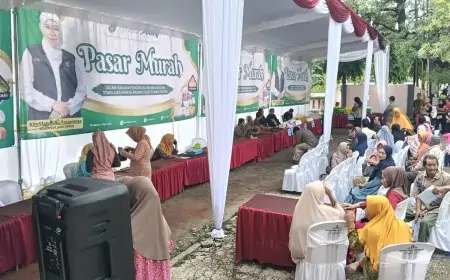 Ratusan Warga Lamongan Serbu Pasar Murah Pemprov Jatim