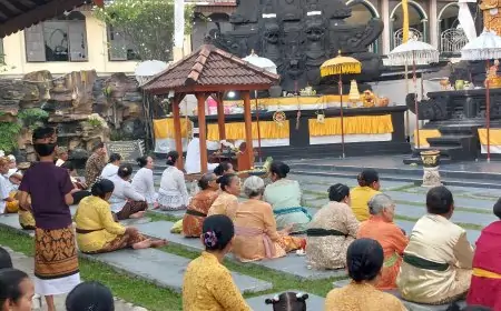 Ratusan Umat Hindu Lamongan Rayakan Hari Raya Kuningan dengan Sederhana