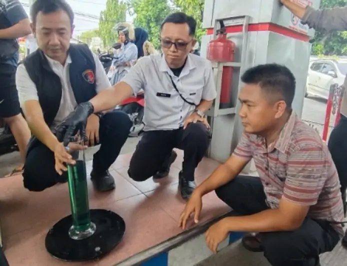 Sidak Satreskrim Polres Situbondo Pastikan BBM di SPBU Aman dan Bebas Campuran Air