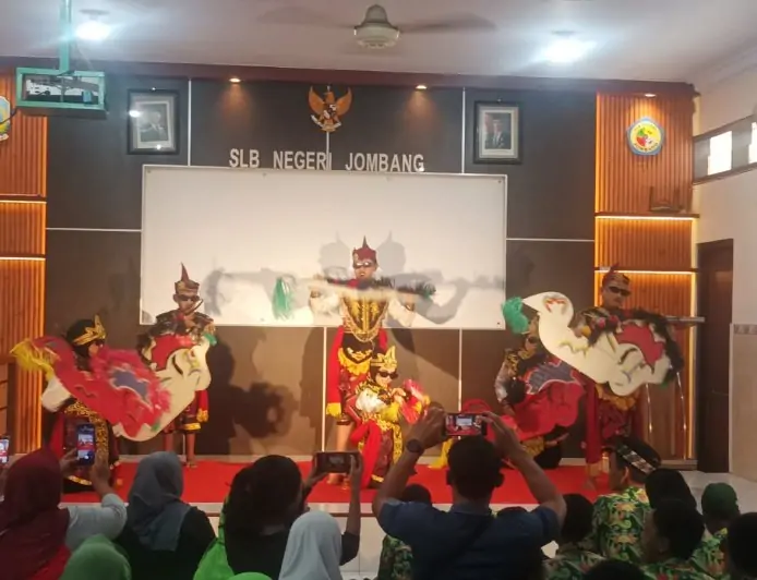 Gerak dalam Gelap: Dosen Unesa Bangun Kepercayaan Diri Anak Tunanetra Lewat Koreografi Tari di Jombang