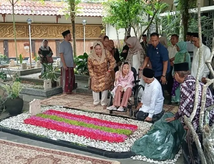 Sinta Nuriyah Ziarah ke Makam Gus Dur Usai Dianugerahi Gelar Pahlawan Nasional