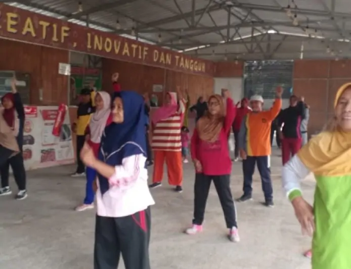 Puluhan Nenek Gembira Dapat Door Prize Sabun Cuci dan Nasi Kotak