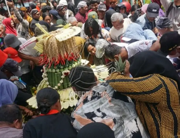Rebutan Gunungan Warnai Meriahnya Bersih Nagari Hari Jadi Tulungagung ke-820