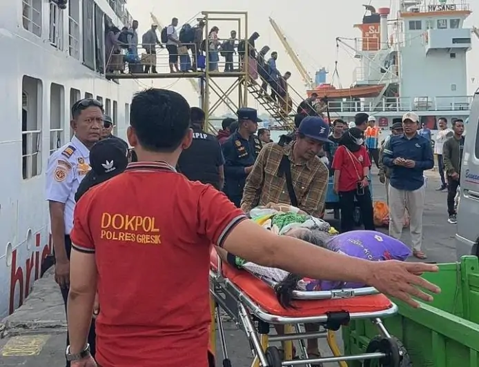 Polres Gresik Jemput Pasien Bawean dengan Ambulance Gratis