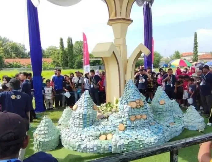 Ribuan Warga Lamongan Berebut 5.800 Wingko Babat