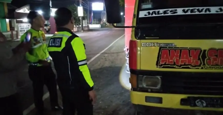 Pengendara Motor Tewas Tabrak Truk