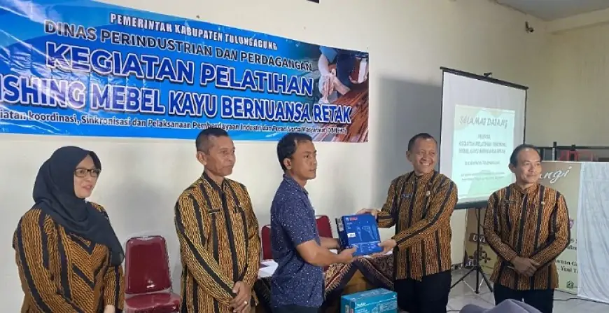 Pemkab Tulungagung Dorong Kemandirian IKM Lewat Pelatihan Finishing Mebel Bernuansa Retak