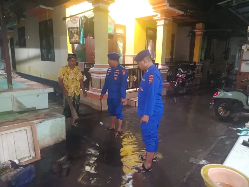 Satpolairud Situbondo Sigap Bantu Warga Bersihkan Rumah Terdampak Banjir Rob di Panarukan
