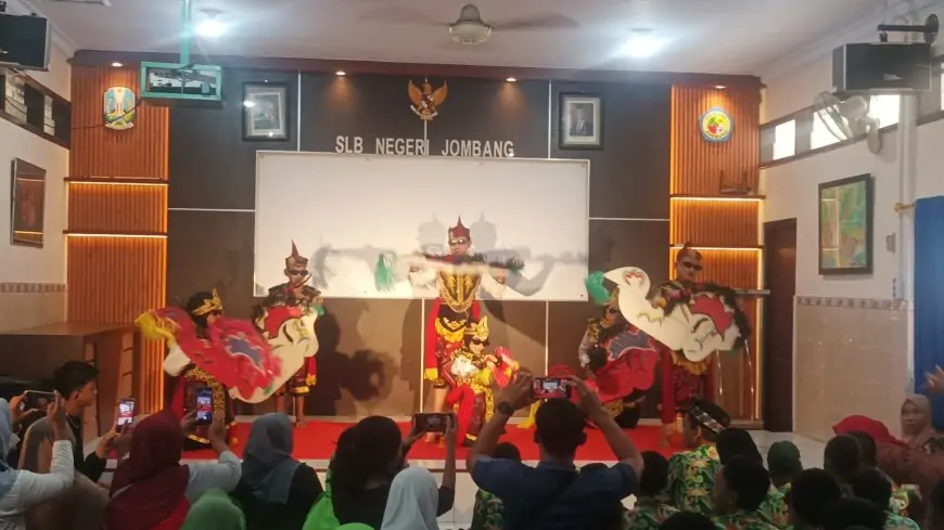 Gerak dalam Gelap: Dosen Unesa Bangun Kepercayaan Diri Anak Tunanetra Lewat Koreografi Tari di Jombang