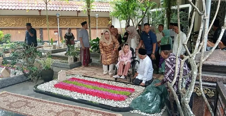 Sinta Nuriyah Ziarah ke Makam Gus Dur Usai Dianugerahi Gelar Pahlawan Nasional