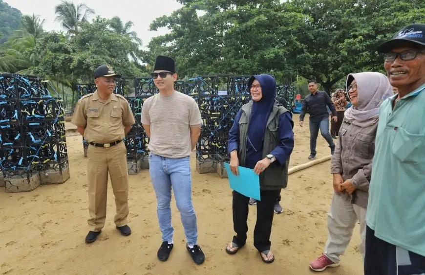 Bupati Arifin Tenggelamkan 32 Rumah Ikan di Pantai Joketro, Dorong Masyarakat Jaga Laut Trenggalek