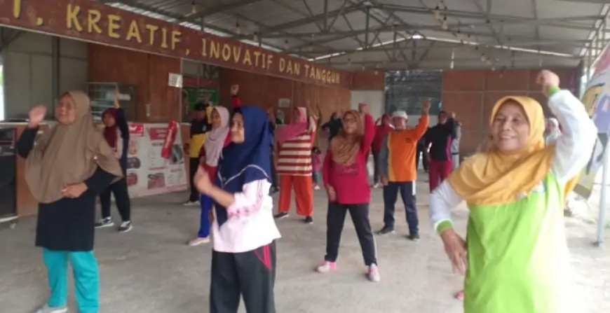 Puluhan Nenek Gembira Dapat Door Prize Sabun Cuci dan Nasi Kotak