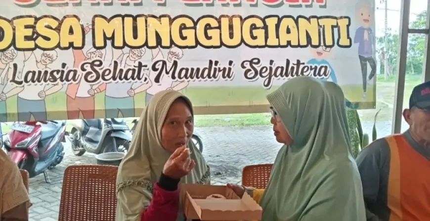 Puluhan Nenek Gembira Dapat Door Prize Sabun Cuci dan Nasi Kotak