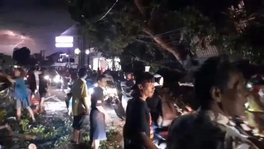 Hujan Deras Disertai Angin Kencang Terjang Lamongan, Pohon dan Kubah Masjid Ambruk