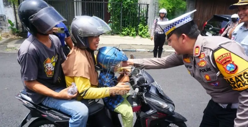 Hari Pertama Operasi Zebra Semeru 2025, Satlantas Tulungagung Gencarkan Edukasi ke Pengendara