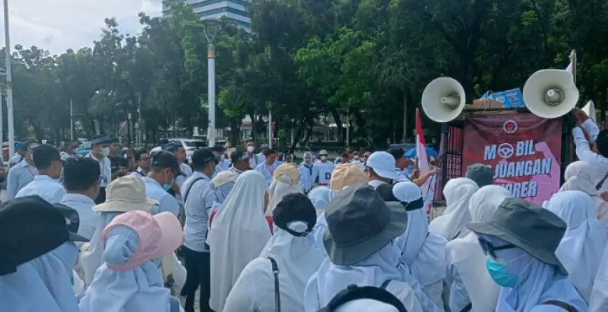 Honorer Non Database Kepung Istana Negara, Ini Tuntutanya