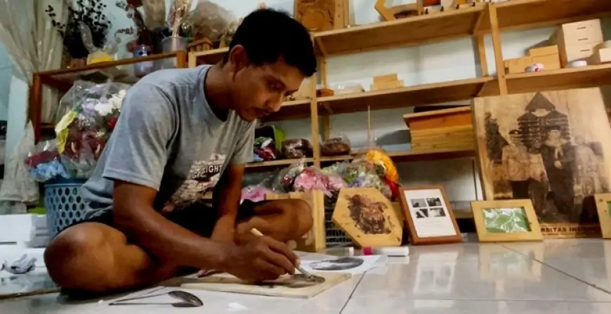 Pengrajin  Kayu Gmelina Raup Omzet Jutaan Rupiah