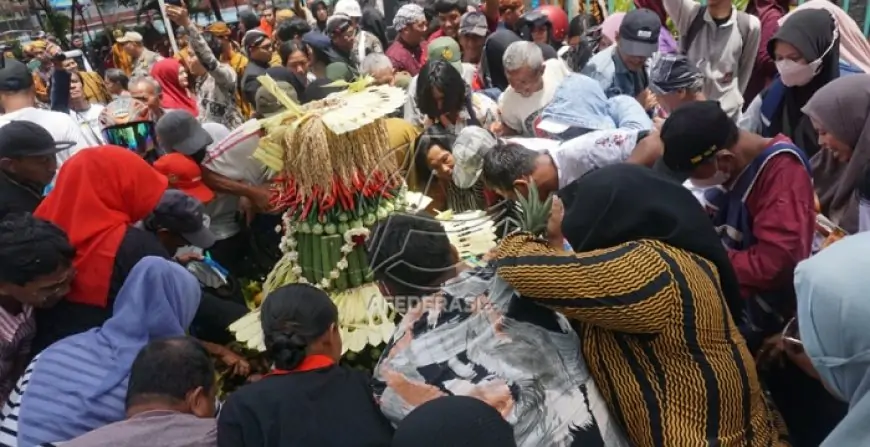 Rebutan Gunungan Warnai Meriahnya Bersih Nagari Hari Jadi Tulungagung ke-820