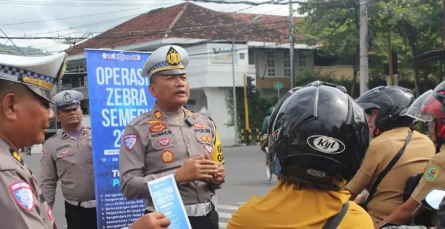 Hari Ke-2 Operasi Zebra Semeru 2025, Satlantas Polres Trenggalek Tampil Atraktif Edukasi Pengguna Jalan