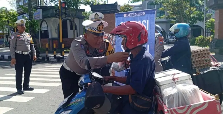 Edukasi Keselamatan Berkendara, Satlantas Polres Trenggalek Bagikan 50 Helm SNI di Hari Ketiga Operasi Zebra Semeru 2025