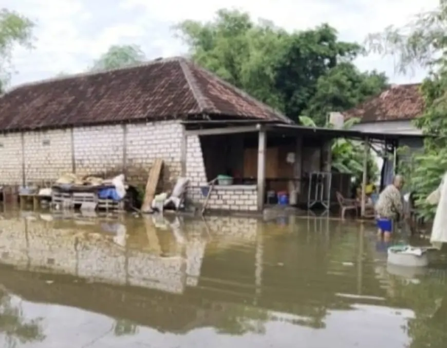 Pemdes Gadingwatu Bagikan Bantuan 138 Warga Terdampak Banjir