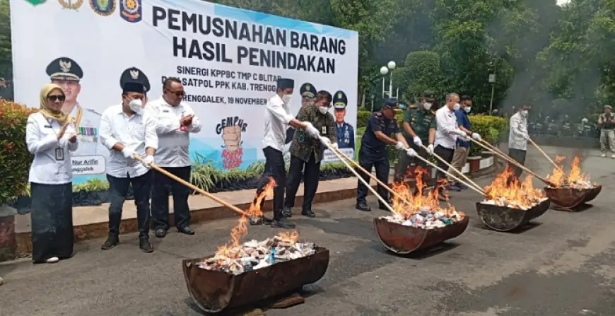 Pemkab Trenggalek Musnahkan Ratusan Ribu Rokok dan Ribuan Liter Miras Ilegal