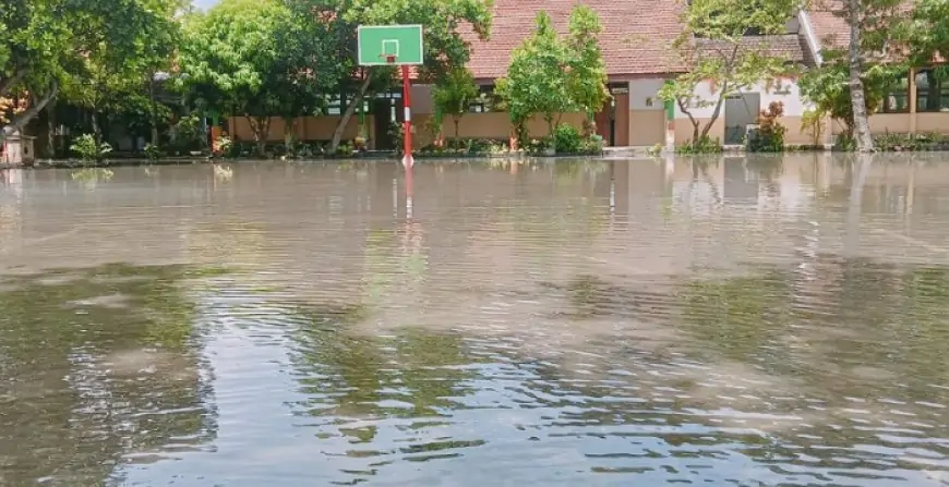 Banjir Genangi Kelas,  Siswa SMPN 2 Ploso Terpaksa Belajar Daring